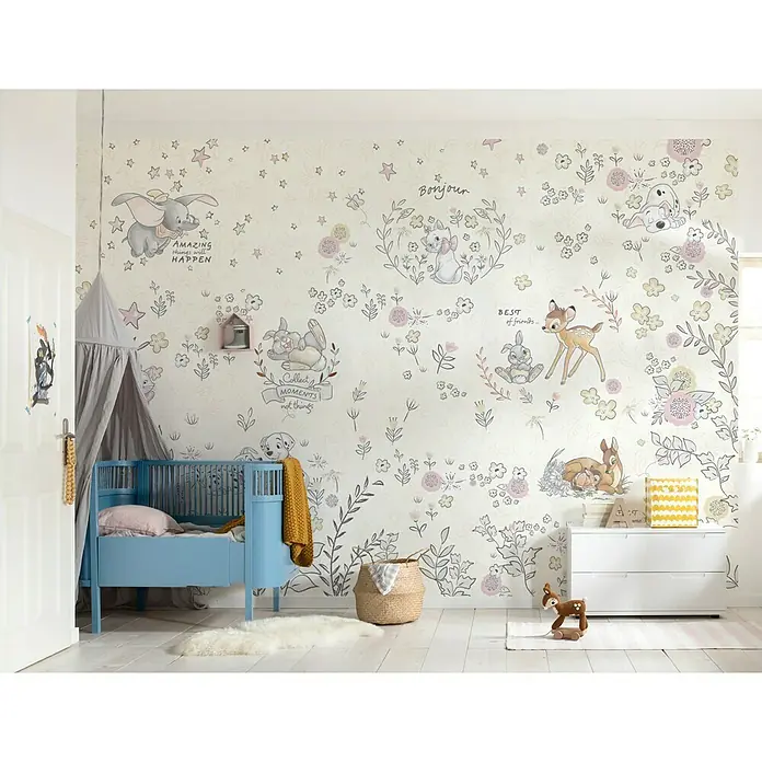 Komar Disney Edition 4 Fototapete Best of Friends - 8 -tlg., B x H: 368 x 254 cm, Papier - Dieses bezaubernde Kinderzimmer zeigt eine hübsche Disney-Tapete mit Dumbo, Bambi und 101 Dalmatiner auf einer Kommode und einem Kinderbett.