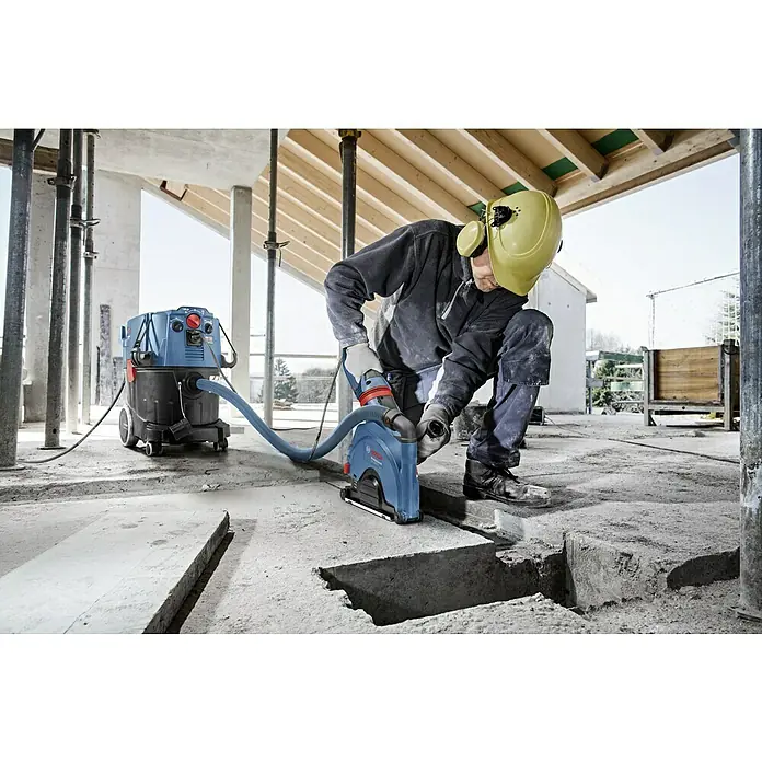 Bosch Professional Elektro-Nass- & Trockensauger GAS 35 M AFC - 1.200 W, Behältervolumen: 35 l, Mit Beutel - Der Bosch Wandschleifer mit Staubsauger in Aktion. Ideal für staubfreies Schleifen und Renovierungsarbeiten.