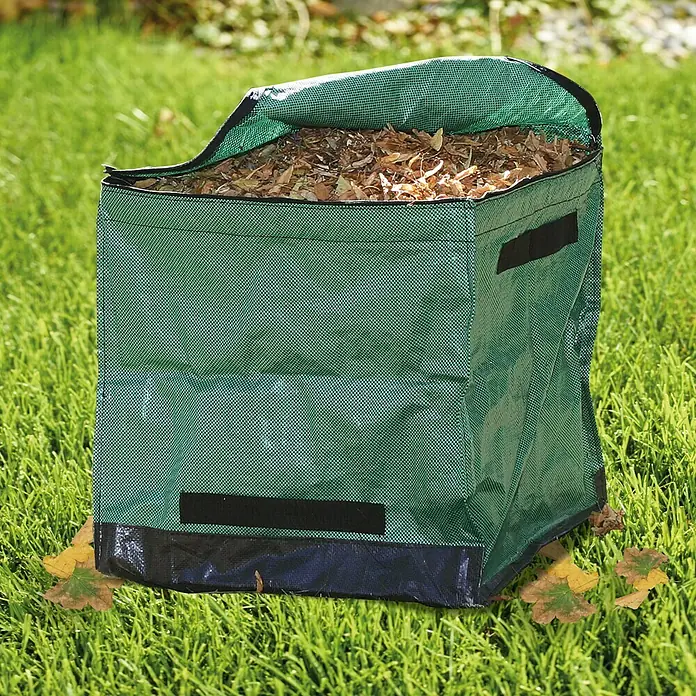 Gardol Comfort Gartenabfallsack - 125 l, 50 x 50 x 50 cm - Gartenabfallsack gefüllt mit Laub auf Rasen im Garten. Der robuste Laubsack ist ideal für die Gartenarbeit und den Transport von Gartenabfällen.