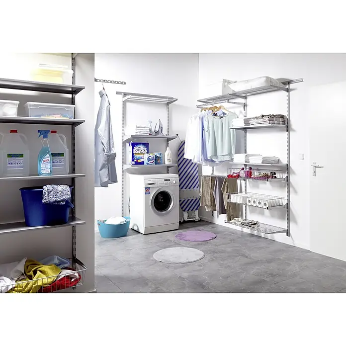 Element System Easy Hängeschiene 32 - Länge: 120 cm, Zweilochsystem - Wäsche organisiert mit Regalsystem: Waschmaschine, Bügelbrett, Kleidung & Reinigungsmittel. Optimale Nutzung des Raums mit grauem Boden.