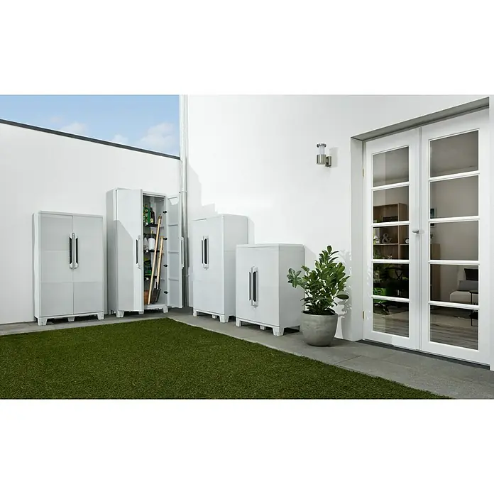 Terry Transforming Ampliación armario de PVC Modular - L x An x Al: 43,6 x 78 x 41,4 cm - La imagen muestra una variedad de armarios de almacenamiento de jardín de plástico blanco de diferentes tamaños contra una pared blanca con una puerta.