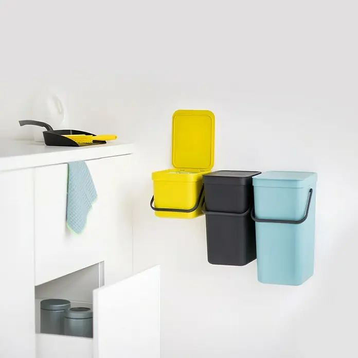Brabantia Cubo de basura empotrado Sort & Go - 12 l, Gris, Plástico - Cubos de basura de pared en amarillo, negro y azul para una fácil separación de residuos. Una solución práctica para cualquier cocina.