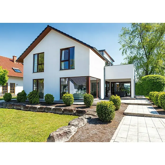 swingcolor Reinacrylat-Fassadenfarbe - Schneeweiß, 2,5 l - Modernes Einfamilienhaus in Weiß mit dunklen Fensterrahmen und gepflegtem Garten.