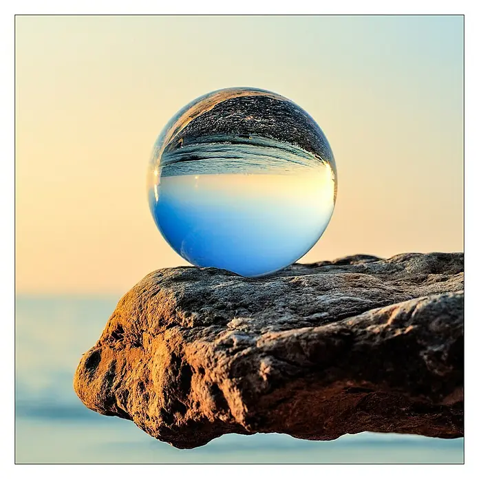 ProArt Glasbild - Blue Drop, B x H: 20 x 20 cm - Glaskugel auf einem Felsen am Meer, die die Küstenlandschaft reflektiert. Ein faszinierendes Dekorationsobjekt für Liebhaber des Meeres.