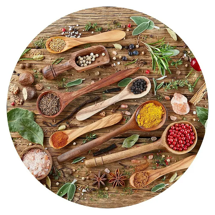 ProArt Glasbild - Gewürzkreation II, Durchmesser: 30 cm - Vielfalt an Gewürzen in Holzlöffeln auf rustikalem Holzgrund, eine ansprechende Präsentation aromatischer Zutaten für kulinarische Erlebnisse.