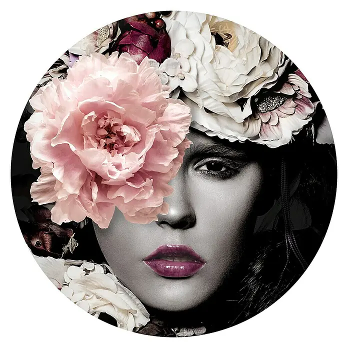 ProArt Glasbild - Flowerwoman II, Durchmesser: 50 cm - Ein kreisförmiges Porträt mit einer Frau, deren Gesicht teilweise von einer rosa Blüte bedeckt ist, umgeben von weiteren Blumen.