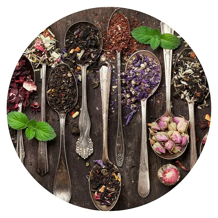 ProArt Glasbild - Gewürze VI, Durchmesser: 30 cm - Vielfalt an losen Teesorten in antiken Silberlöffeln präsentiert, arrangiert auf rustikalem Holzgrund für ein aromatisches Teeerlebnis.
