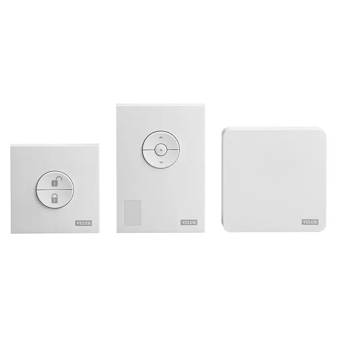 Velux Active Starter-Set with NETATMO KIX 300 - Passend für: VELUX Solar- & Elektro-Produkte ab 2007 & Manuelle Schwingfenster ab Mai 2000 (erfordert ein Solar-Nachrüst-Set für manuelle VELUX Dachfenster: KSX 100K WW / KSX 100 WW) - Das Bild zeigt drei VELUX-Steuerungseinheiten in Weiß, die für die Bedienung von Dachfenstern und Sonnenschutzsystemen konzipiert sind.