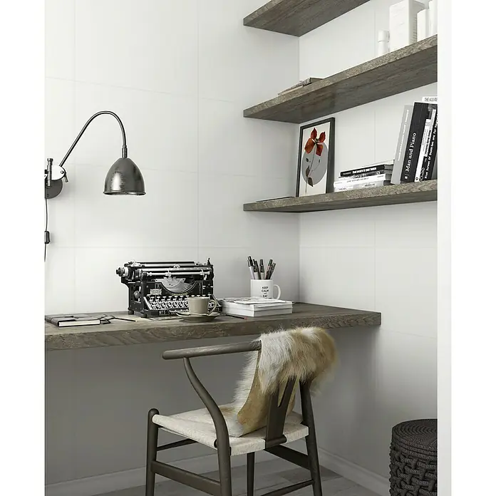 Revestimiento de pared - 55 x 33 cm, Blanco, Mate - Vista detallada de un espacio de trabajo con escritorio, silla, lámpara, máquina de escribir y estantes, mostrando un espacio funcional y elegante.