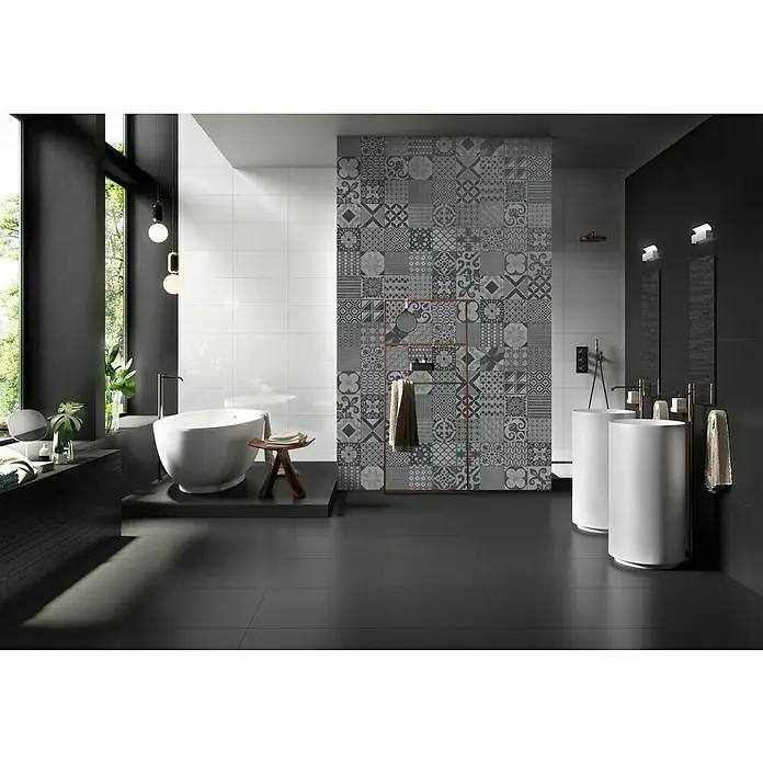 Ambiente by Palazzo Feinsteinzeugfliese Vintage60 x 60 cm, Schwarz, Matt - Luxuriöses Badezimmer mit freistehender Badewanne und auffälligen Mosaikfliesen, die dem Raum einen Hauch von Eleganz und Stil verleihen.