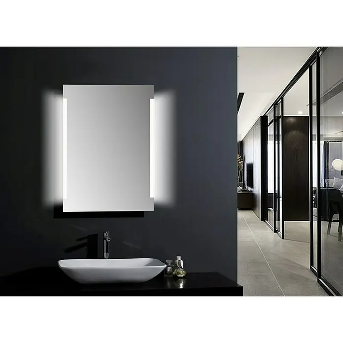 DSK Lichtspiegel Chrystal Stripe - 50 x 70 cm, Leuchtmittel - Modernes Badezimmer mit beleuchtetem Spiegel über einem stilvollen Waschbecken. Das Design kombiniert Eleganz mit Funktionalität.