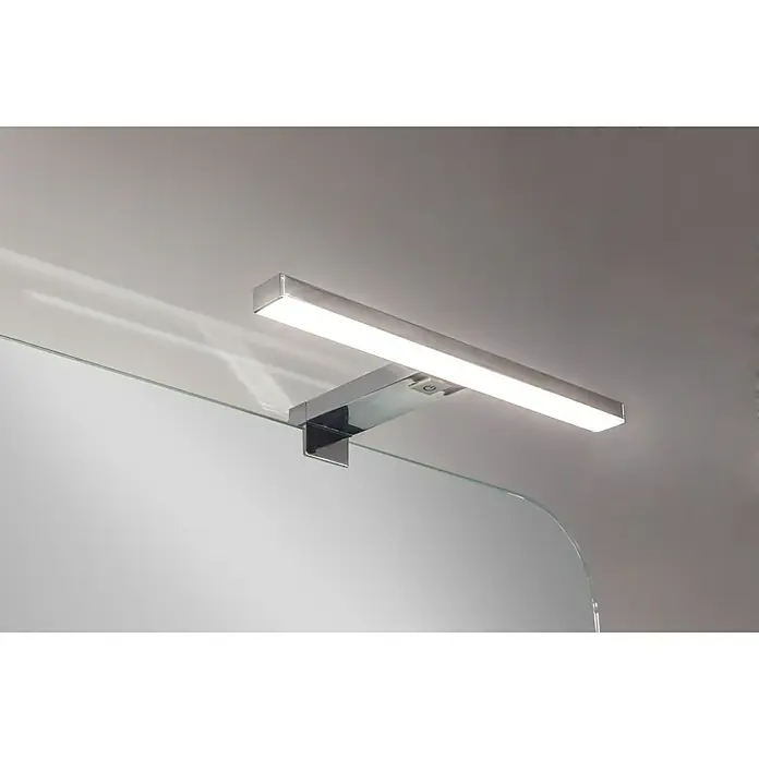 Aplique LED para espejo Leo 60 cm - 12 W, Cromo, L x An x Al: 13 x 60 x 4,2 cm - Primer plano de una lámpara de espejo de baño moderna e iluminada con un acabado cromado, que emite una luz brillante y uniforme.