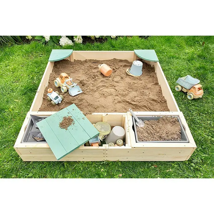Muddy Buddy Sandkasten Beach Rebel - L x B x H: 135 x 125 x 20 cm, Holz, Salbeigrün/Natur - Ein quadratischer Sandkasten aus Holz mit Spielzeug und Sand auf einem Rasen.