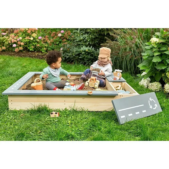 Muddy Buddy Sandkasten Highway Hero - L x B x H: 135 x 125 x 20 cm, Holz - Kinder spielen im Sandkasten mit Straßen-Design, der Spaß und Lernen im Freien vereint. Ideal für kreative Rollenspiele im Garten.