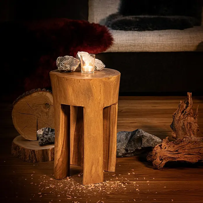 Hocker - Teak, Unbehandelt, Ø x H: 28 x 40 cm - Dekorativer Holzschemel mit Kerze und Steinen, der eine warme und natürliche Atmosphäre schafft.