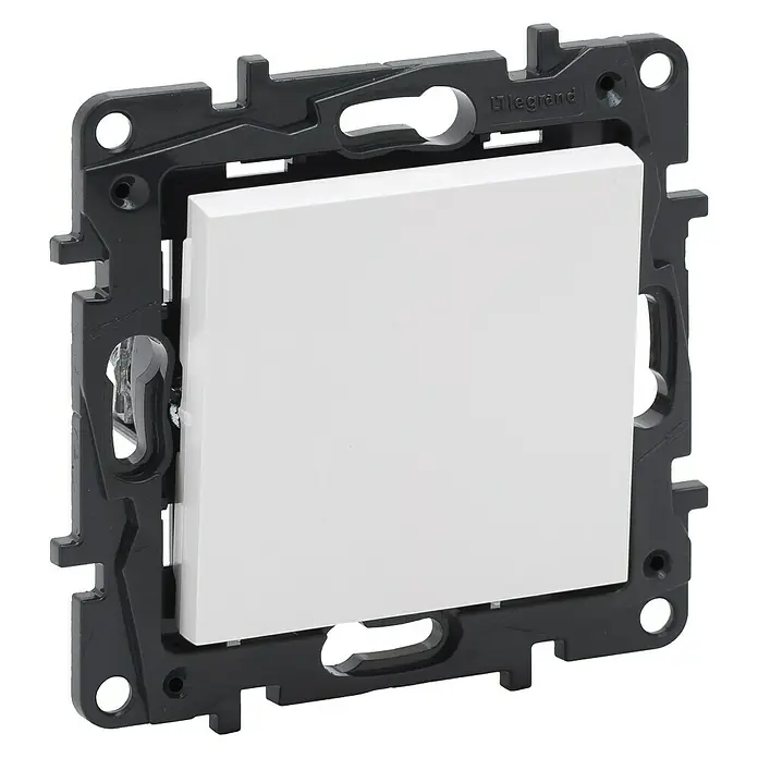 Legrand Niloé Step Cruzamiento - Blanco, Instalar, IP44 - Interruptor de luz Legrand empotrable en blanco y negro. Diseño funcional para una integración sencilla y elegante.
