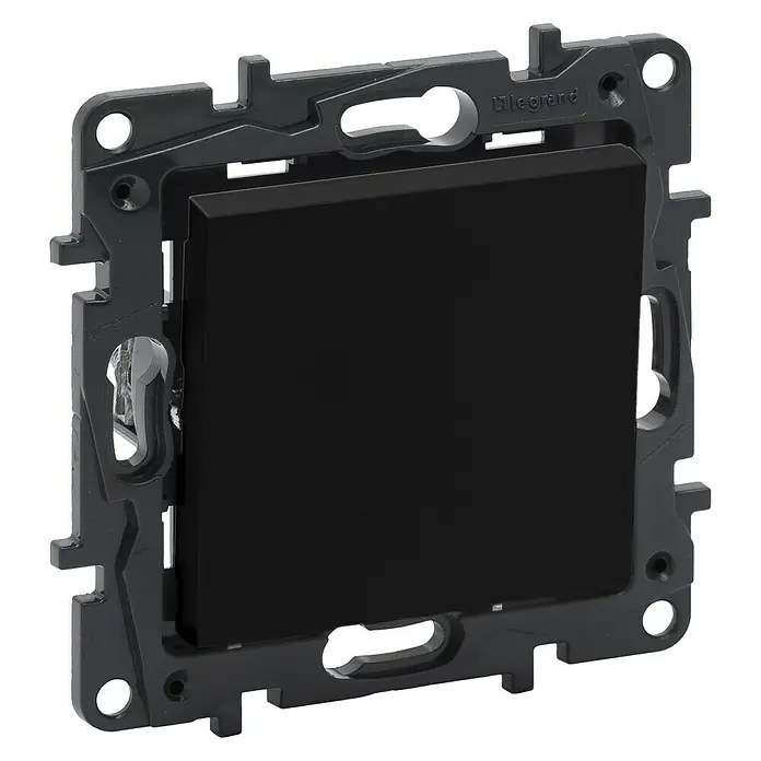 Legrand Niloé Step Conmutador - Antracita, Colocar, IP44 - Primer plano de un interruptor de luz negro Legrand, con un marco robusto y recortes precisos para la instalación.