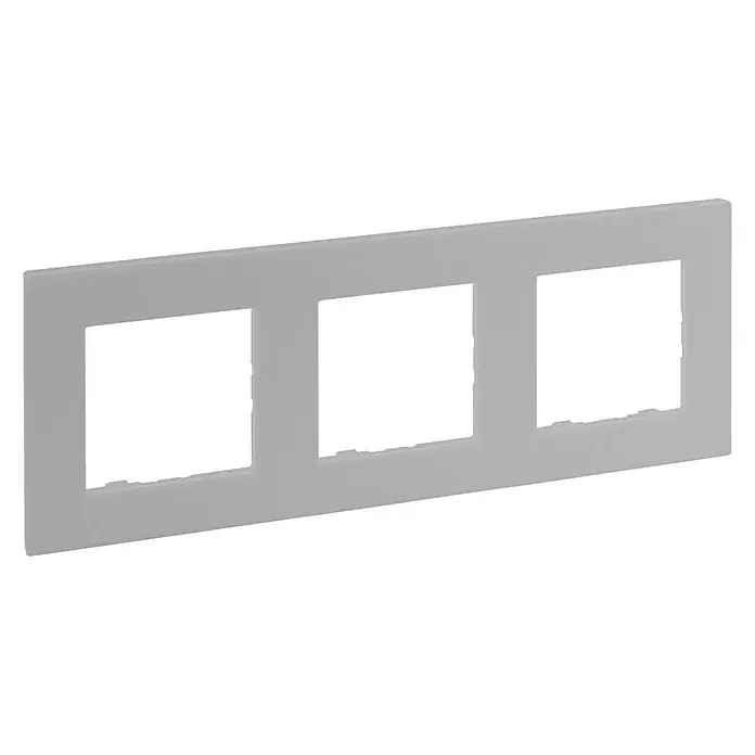Legrand Niloé Step Marco - Aluminio, Modelo de mecanismos: x 3, Plástico, Instalar - Un marco de interruptor de luz triple gris hecho de plástico, que ofrece una estética moderna y minimalista para cualquier diseño de pared.