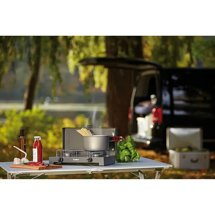Enders Gaskocher Canberra - 4,6 kW, 43 x 26 x 10 cm - Enders Campingkocher im Freien mit Zutaten auf dem Tisch, ideal zum Kochen im Freien, mit Nudeln im Kochtopf.