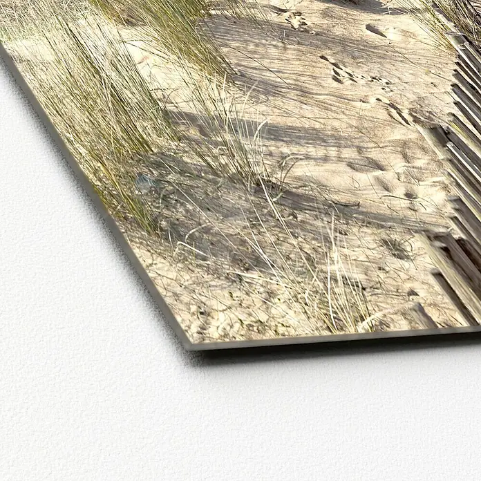 ProArt Glasbild - Ostsee, B x H: 20 x 20 cm - Nahaufnahme einer Alu-Dibond-Platte mit einem hochauflösenden Druck einer sandigen Küstenlandschaft mit Strandhafer und einem Holzzaun.