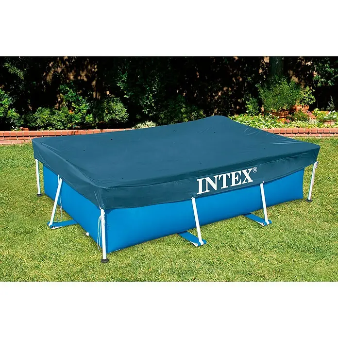 Intex Cubierta de piscina Frame Pool - 300 x 200 cm - Piscina rectangular Intex con cubierta azul y soportes blancos sobre césped. La cubierta muestra el logo Intex y protege la piscina.