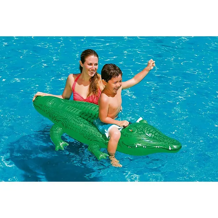 Intex Animal acuático Cocodrilo - 168 x 86 x 20 cm, Plástico, Verde - Una mujer y un niño divirtiéndose en un cocodrilo verde inflable en la piscina, la diversión perfecta para el verano.