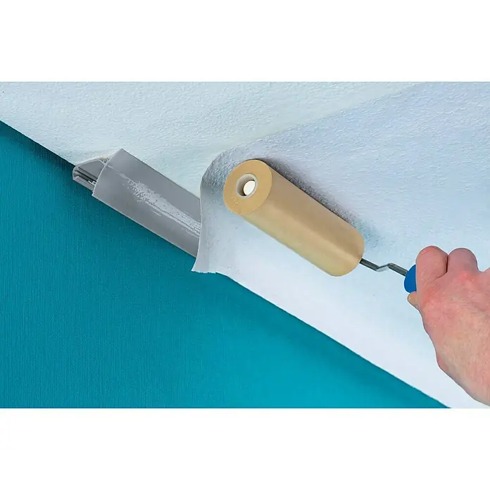 Paulmann Corner Profil - 1 m, Kunststoff - Ein beiger Farbroller an einer Wand, der verwendet wird, um Tapeten anzubringen, was ein professionelles und präzises Finish ergibt.