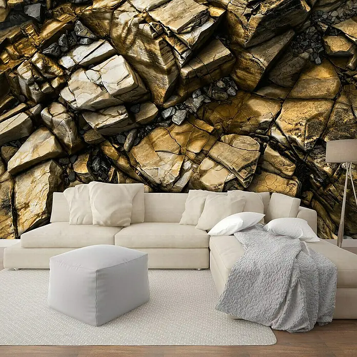 Fototapete Goldene FelsenB x H: 254 x 184 cm, Vlies - Wohnzimmer mit cremefarbenem Sofa, Pouf und einer Wandtapete mit Felsformationen, die eine gemütliche und moderne Atmosphäre schaffen.