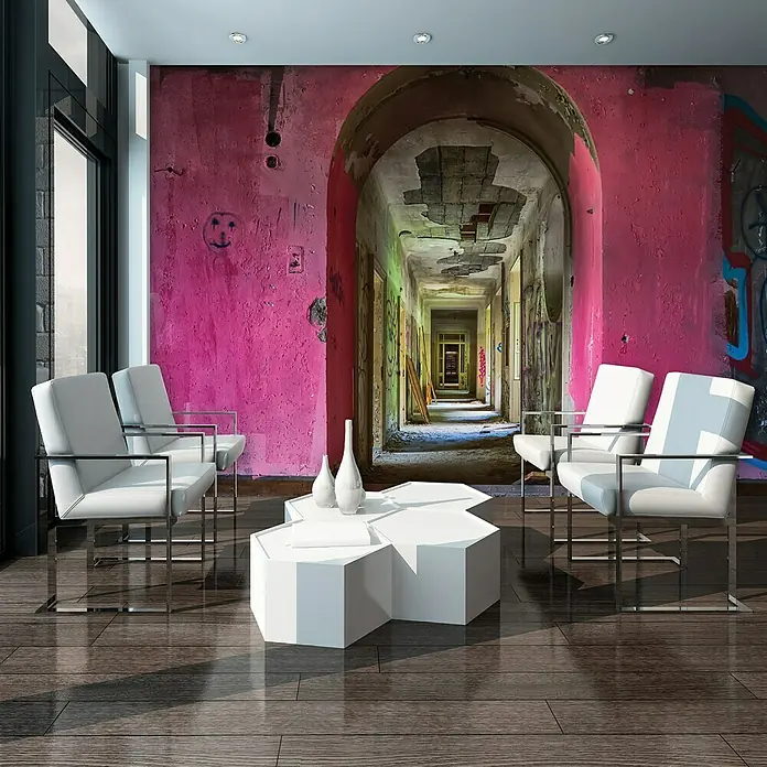 Fototapete Korridor IIB x H: 368 x 254 cm, Papier - Elegantes Interieur mit modernen weißen Sesseln und einem außergewöhnlichen Tisch, der eine verlassene Architektur in Szene setzt.