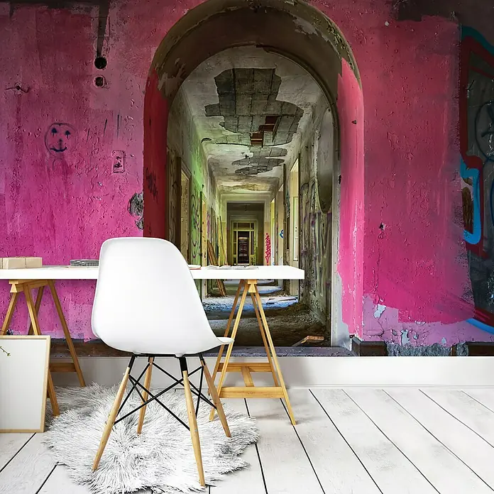 Fototapete Korridor IIB x H: 368 x 254 cm, Papier - Wandbild mit Graffiti-Motiv, das eine urbane Atmosphäre schafft und einen modernen Arbeitsbereich mit Persönlichkeit bereichert.