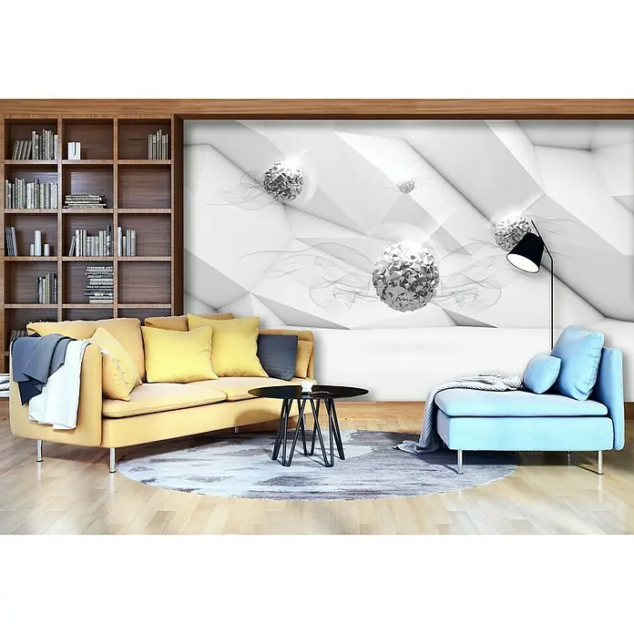 Fototapete SilberkugelnB x H: 312 x 219 cm, Vlies - Gemütliches Wohnzimmer mit gelbem Sofa, blauem Sessel, Bücherregal und modernem Wanddesign. Die perfekte Einrichtung für ein stilvolles Zuhause.