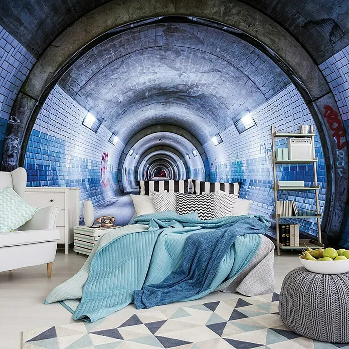 Fototapete Tunnel IIIB x H: 312 x 219 cm, Vlies - Schlafzimmer mit einer Tunnel Tapete, die eine räumliche Tiefe erzeugt. Ein modernes Bett und Akzentmöbel ergänzen den urbanen Stil.