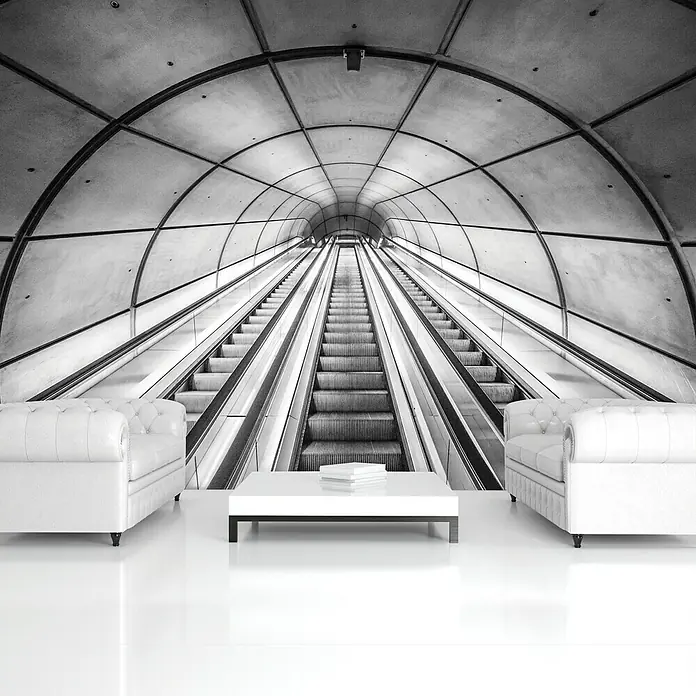 Fototapete Treppe IIB x H: 312 x 219 cm, Vlies - Elegantes Interieur mit weißen Sofas & Tisch vor imposanter Rolltreppen-Fototapete, das einen luxuriösen und modernen Wohnraum schafft.