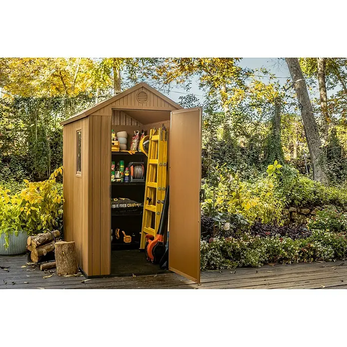 Keter Caseta de jardín Darwin 4x6 - Medidas ext. (An x Pr): 125,8 x 184,5 cm, Plástico, Marrón, 2,3 m² - Cobertizo de jardín con puerta abierta lleno de herramientas de jardinería incluyendo escalera amarilla en jardín soleado.