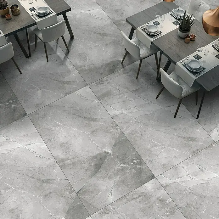 Feinsteinzeugfliese Pulpis - 60 x 120 cm, Grau, Glänzend - Ein elegantes Bild von großformatigen, grauen Marmorfliesen, die einen stilvollen und modernen Bodenbelag bilden. Perfekt für zeitgemäße Innenräume.