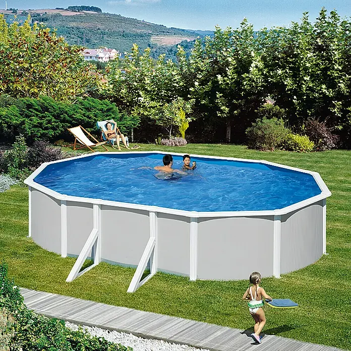 myPool Feeling Stahlwand-PoolL x B x H: 730 x 375 x 120 cm, 27.000 l, Grau - Ovaler Pool im Garten mit Familie. Der Pool hat eine graue Umrandung und blaues Wasser, während eine junge Frau am Pool entlangläuft.