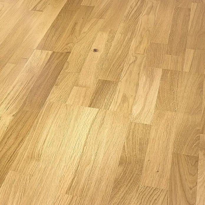 Parkett - Eiche lackiert, Schiffsboden, 1.092 x 207 x 14 mm - Nahaufnahme eines hellen, modernen Parkettbodens aus Holz mit natürlichen Maserungen und warmen Farbtönen. Ideal für Wohnräume.