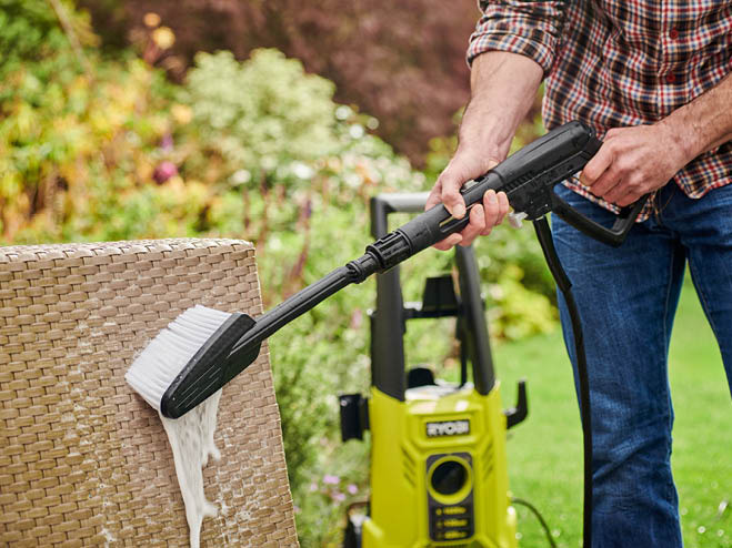 Hochdruckreiniger zur Frühlingsreinigung von Gartenmöbel