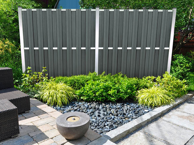 Sichtschutz durch moderne Gartenzäune im Garten