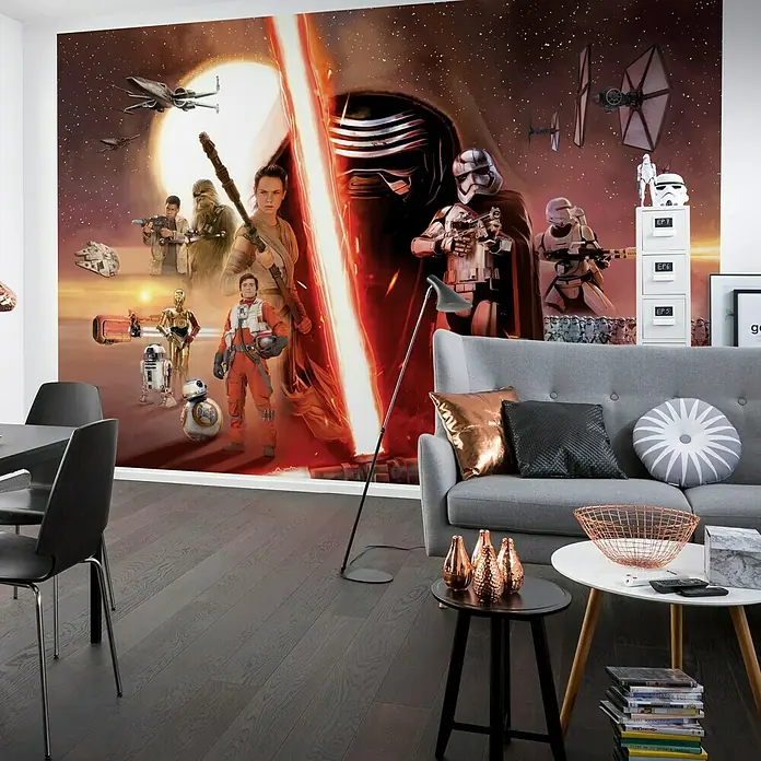 Komar Star Wars Fototapete EP7 Kollage - 8 -tlg., B x H: 368 x 254 cm, Papier - Wandgemälde mit Star Wars-Motiv im Wohnzimmer. Das Wandbild zeigt Charaktere aus den Star Wars-Filmen und verleiht dem Raum eine besondere Atmosphäre.