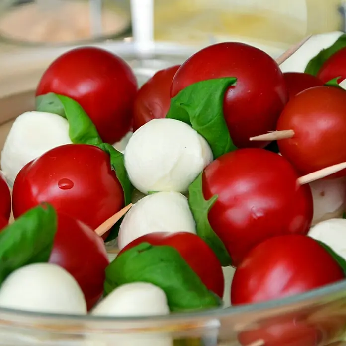 Piardino Cocktailtomate - Solanum lycopersicum var. cerasifo, 10 cm, Erntezeit: Juli - Köstliche Caprese-Spieße mit Tomaten, Mozzarella und Basilikum, perfekt als Vorspeise oder leichter Snack.