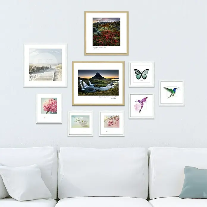 Bild Scandic Living - Pink Flower, B x H: 55 x 65 cm - Eine vielseitige Auswahl an gerahmten Wandkunstwerken, die über einem weißen Sofa in einem Wohnzimmer aufgehängt sind.