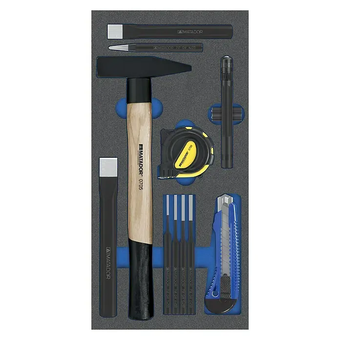 Matador Tool System Werkzeugsatz-Einlage Mechaniker-Werkzeuge Basic - 11 -tlg. - Nahaufnahme eines Matador Werkzeugsatzes, inklusive Hammer, Meißel, Messband und Schraubendreher, ordentlich in einem grauen Schaumstoffkoffer angeordnet.