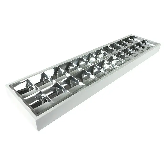 Ritter Leuchten Deckenleuchte Profiline - 122 x 30 x 7,5 cm - Eine längliche Bürolampe mit einem weißen Rahmen und einem reflektierenden Gitter, das für gleichmäßige Ausleuchtung sorgt.