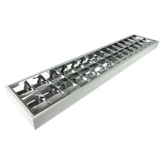 Ritter Leuchten Deckenleuchte Profiline - 152 x 30 x 7,5 cm - Eine rechteckige Bürodeckenleuchte mit einem silberfarbenen Raster und einem weißen Rahmen für eine gleichmäßige Lichtverteilung.