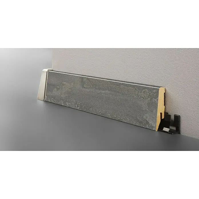 LOGOCLIC Sockelleiste K58 C Harmony - 260 cm x 18 mm x 58 mm, MDF - Ein Sockelleistenprofil in Grau mit silberner Kante und Montage-Clip, ideal für moderne Raumgestaltung mit einfachem Anbringen.