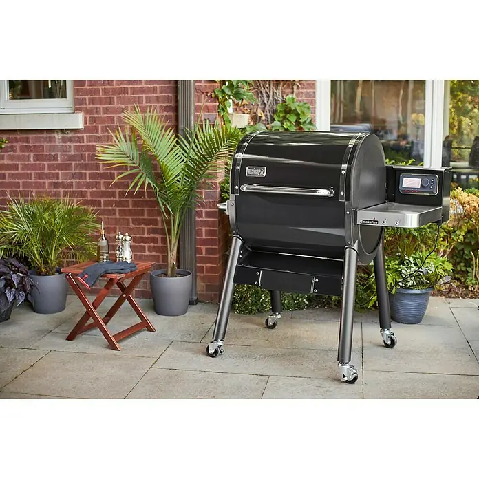 Weber Barbacoa de pellets Smoke Fire EX4 GBS - Superficie de la parrilla (An x Pr): 61 x 46 cm, Negro - Primer plano de una parrilla Weber SmokeFire, ideal para deliciosas parrilladas al aire libre con tecnología moderna para una cocción precisa.
