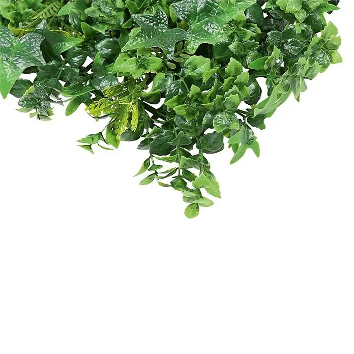 Faura Jardín vertical Mahonia - Plástico, L x An: 50 x 50 cm - Primer plano de una planta verde artificial con diversas formas de hojas y tonos de verde, ideal como elemento decorativo.