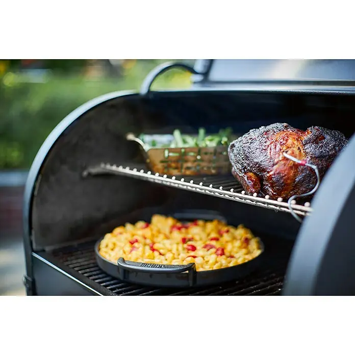 Weber Barbacoa de pellets Smoke Fire EX4 GBS - Superficie de la parrilla (An x Pr): 61 x 46 cm, Negro - Una parrilla con una sartén llena de comida y un asado perfectamente a la parrilla, listo para servir.