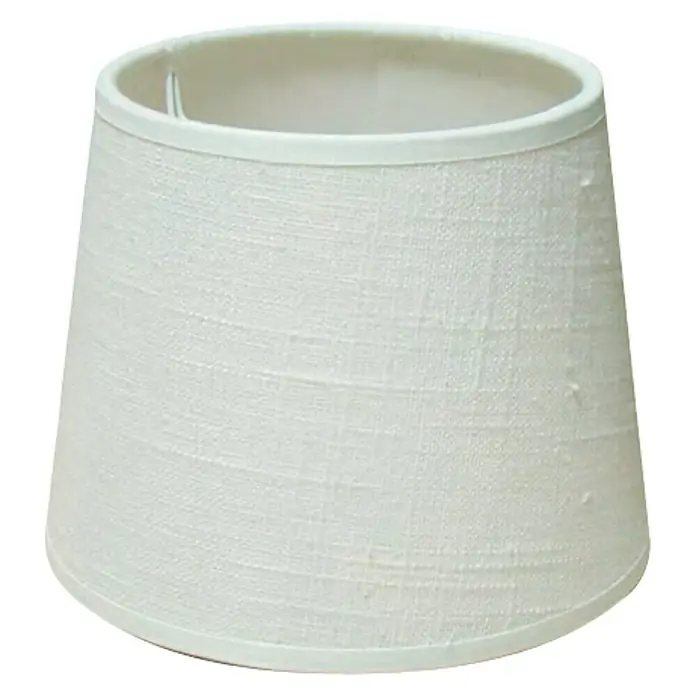 Idp Lampshades Pantalla de lámpara Cónica Alta - Ø x Al: 12 x 10 cm, Crudo - Primer plano de una pantalla de lámpara de lino color marfil, con un tejido texturizado y un adorno decorativo en la parte superior e inferior.